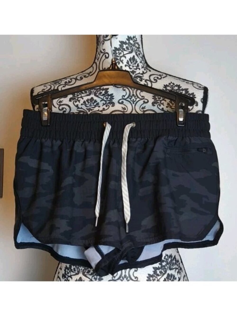 Vuori Dash Short Women Black Dark Camo Lined Zip Pocket No Size Tag Fits S/M